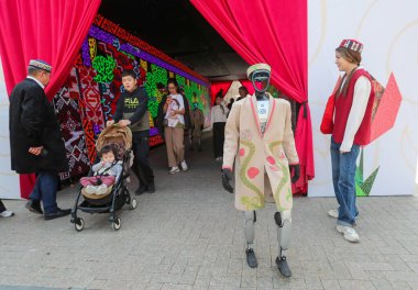 Ulusal giysili robotlar Kazakistan 'daki Nauryz tatili onuruna Almatı sokaklarında yürüyorlar. 21.03.2025