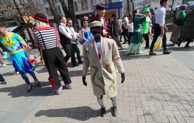 Ulusal giysili robotlar Kazakistan 'daki Nauryz tatili onuruna Almatı sokaklarında yürüyorlar. 21.03.2025