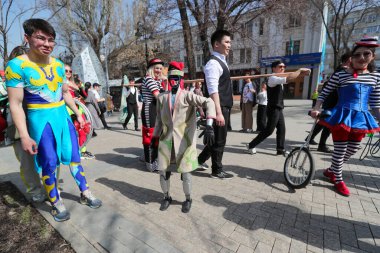 Ulusal giysili robotlar Kazakistan 'daki Nauryz tatili onuruna Almatı sokaklarında yürüyorlar. 21.03.2025