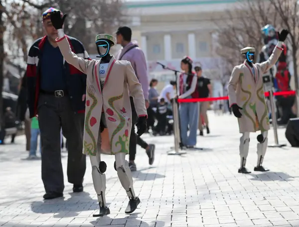 Ulusal giysili robotlar Kazakistan 'daki Nauryz tatili onuruna Almatı sokaklarında yürüyorlar. 21.03.2025