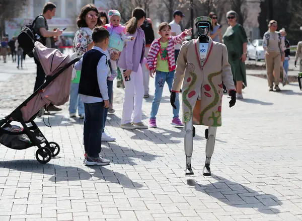 Ulusal giysili robotlar Kazakistan 'daki Nauryz tatili onuruna Almatı sokaklarında yürüyorlar. 21.03.2025