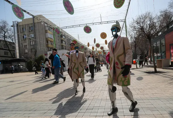 Ulusal giysili robotlar Kazakistan 'daki Nauryz tatili onuruna Almatı sokaklarında yürüyorlar. 21.03.2025
