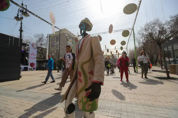 Ulusal giysili robotlar Kazakistan 'daki Nauryz tatili onuruna Almatı sokaklarında yürüyorlar. 21.03.2025