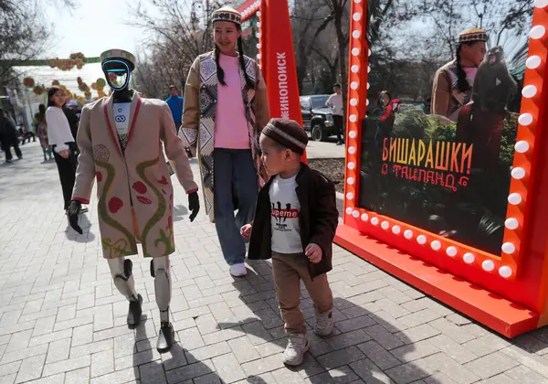 Ulusal giysili robotlar Kazakistan 'daki Nauryz tatili onuruna Almatı sokaklarında yürüyorlar. 21.03.2025