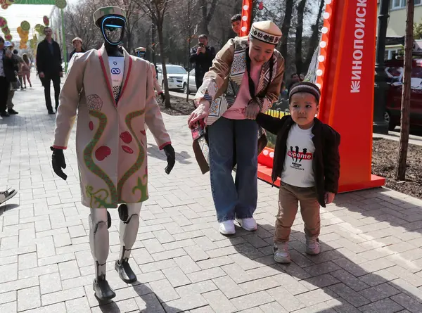 Ulusal giysili robotlar Kazakistan 'daki Nauryz tatili onuruna Almatı sokaklarında yürüyorlar. 21.03.2025