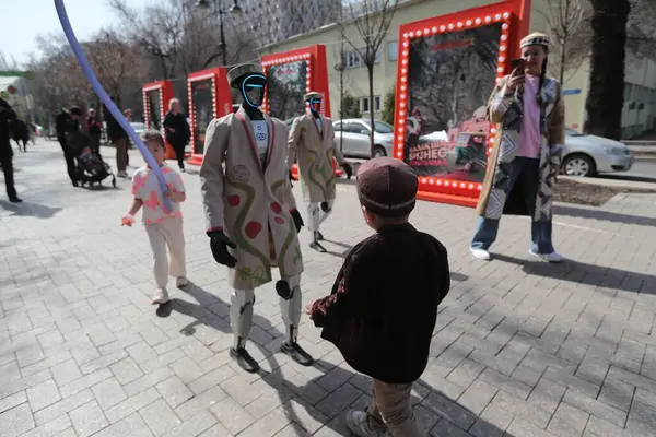 Ulusal giysili robotlar Kazakistan 'daki Nauryz tatili onuruna Almatı sokaklarında yürüyorlar. 21.03.2025