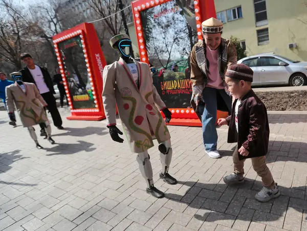 Ulusal giysili robotlar Kazakistan 'daki Nauryz tatili onuruna Almatı sokaklarında yürüyorlar. 21.03.2025