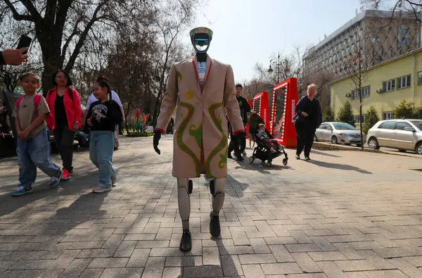 Ulusal giysili robotlar Kazakistan 'daki Nauryz tatili onuruna Almatı sokaklarında yürüyorlar. 21.03.2025