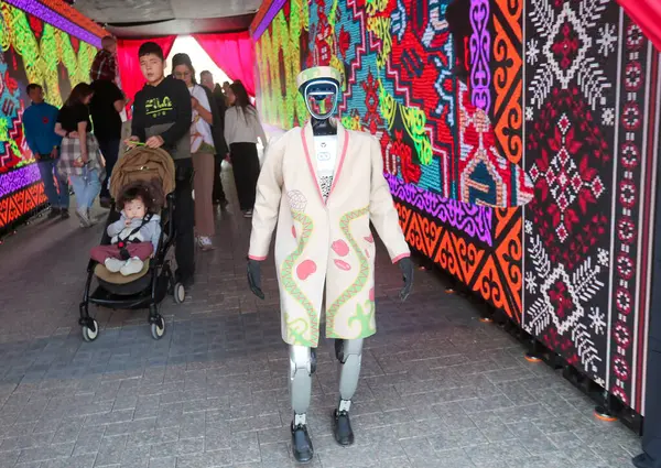 Ulusal giysili robotlar Kazakistan 'daki Nauryz tatili onuruna Almatı sokaklarında yürüyorlar. 21.03.2025