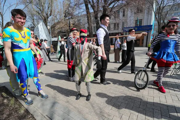 Ulusal giysili robotlar Kazakistan 'daki Nauryz tatili onuruna Almatı sokaklarında yürüyorlar. 21.03.2025