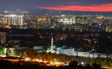 Almaty, Kazakistan 'ın en büyük metropolü Trans-Ili Alatau dağlarının eteklerinde kurulmuştur..