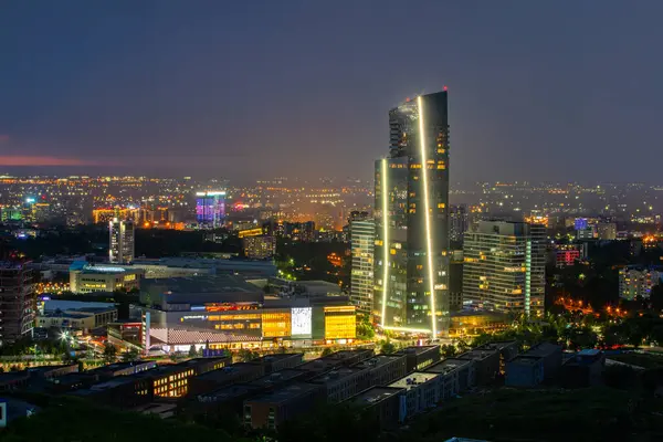 Almaty, Kazakistan 'ın en büyük metropolü Trans-Ili Alatau dağlarının eteklerinde kurulmuştur..