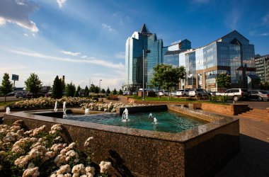 Almaty Kazakistan 'ın en büyük metropolisidir ve Trans-Ili Alatau' nun eteklerinde yer almaktadır.