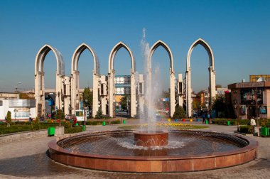 Almaty, Kazakistan 'ın en büyük metropolü Trans-Ili Alatau dağlarının eteklerinde kurulmuştur..