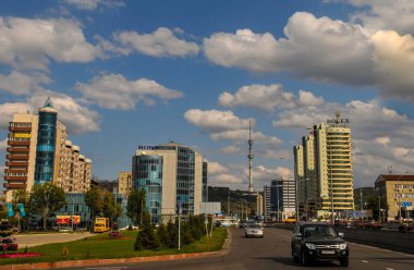Kazakistan 'ın en büyük metropolü olan Almatı, Zailiyskiy Alatau Dağları' nın eteklerinde yer almaktadır. 9 Ağustos 2007