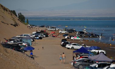 Kazakistan 'ın Almaty bölgesindeki Kapchagay Barajı' nda insanlar dinleniyor. 22.07.2024