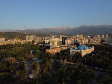 Almaty, Kazakistan 'ın en büyük metropolü Trans-Ili Alatau dağlarının eteklerinde kurulmuştur..