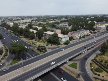 Almaty, Kazakistan 'ın en büyük metropolü Trans-Ili Alatau dağlarının eteklerinde kurulmuştur..