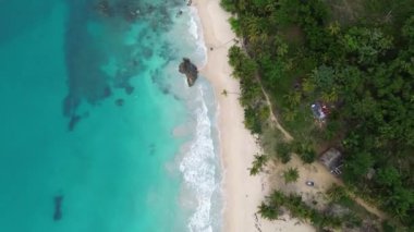 Playa Breman, Las Galeras, Dominik Cumhuriyeti plajı. Hava aracı video görüntüleri.