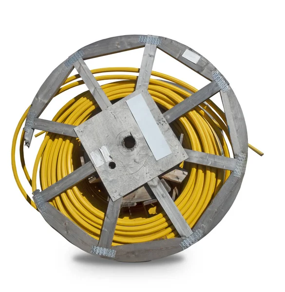 Gebroken Houten Haspel Met Gele Kabel Voor Internet Geïsoleerd Wit — Stockfoto