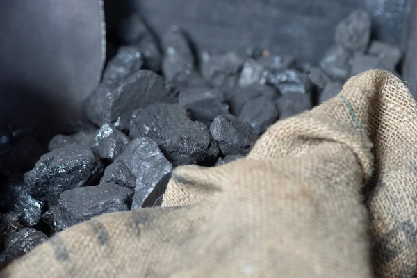 金属製の容器に入った袋入り石炭 — ストック写真