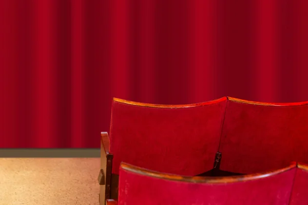 Assentos Cinema Vermelho Vintage Frente Cortina Vermelha — Fotografia de Stock