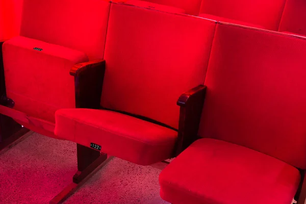Prázdné Vinobraní Červené Kino Sedadla Rozptýlit Romantické Červené Světlo — Stock fotografie