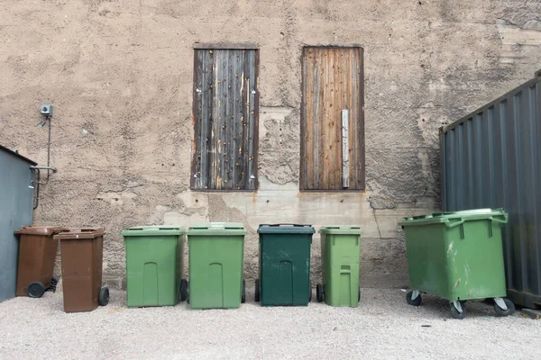粗糙工业区后院内的垃圾箱 — 图库照片