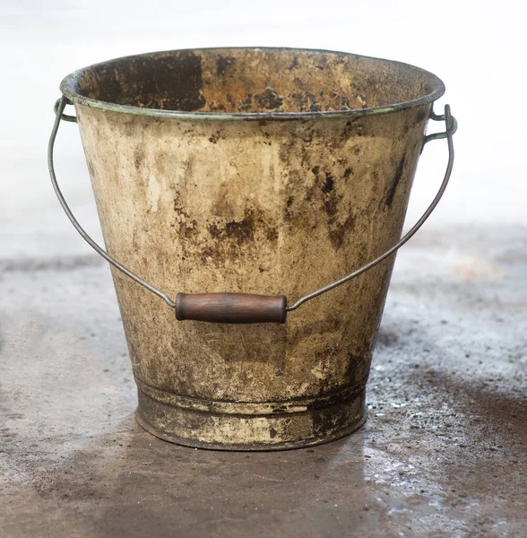 工业用地板上非常脏的旧搪瓷桶 — 图库照片