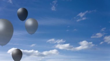Arka planda mavi gökyüzü ve bulutlu gümüş ve siyah renkli yarı şeffaf balonların kusursuz 3D animasyonu. Boşluğu kopyala.