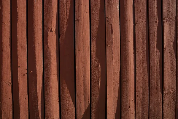 Hintergrund Mit Verwitterter Rustikaler Roter Holzplanke Bei Strahlendem Sonnenschein Die lizenzfreie Stockbilder