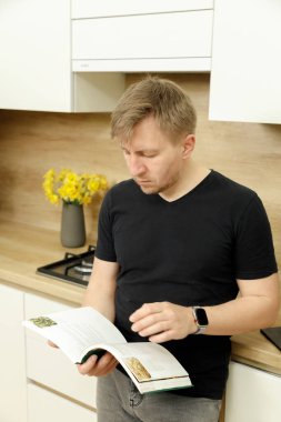 İş yerinde bir adam portresi