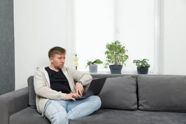 İş yerinde bir adam portresi