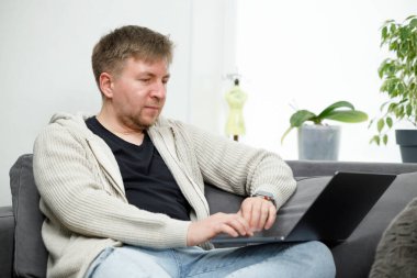 İş yerinde bir adam portresi