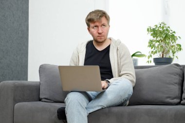 İş yerinde bir adam portresi