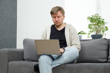 İş yerinde bir adam portresi