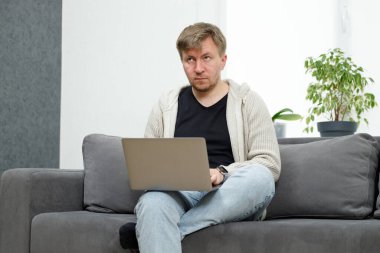 İş yerinde bir adam portresi