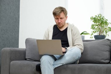 İş yerinde bir adam portresi