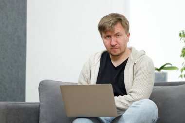 İş yerinde bir adam portresi