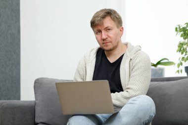 İş yerinde bir adam portresi