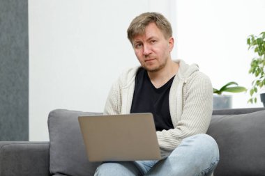 İş yerinde bir adam portresi