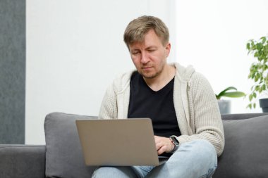 İş yerinde bir adam portresi