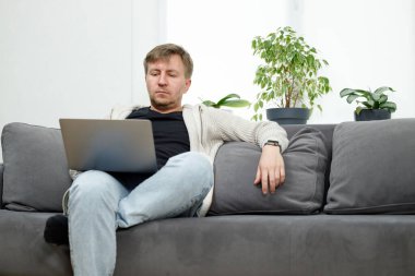 İş yerinde bir adam portresi