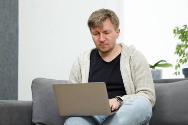 İş yerinde bir adam portresi