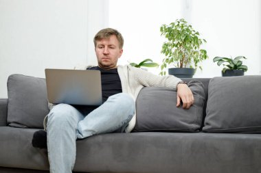 İş yerinde bir adam portresi