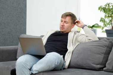 İş yerinde bir adam portresi