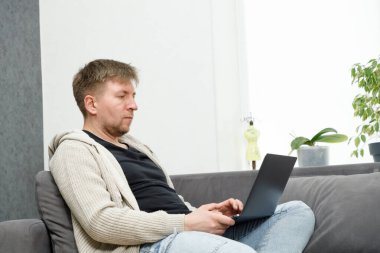 İş yerinde bir adam portresi