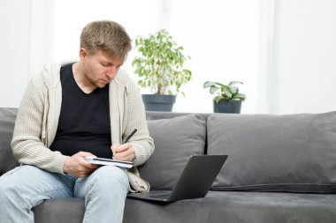 İş yerinde bir adam portresi