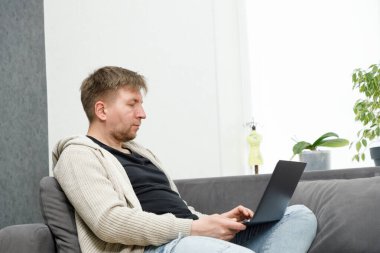 İş yerinde bir adam portresi