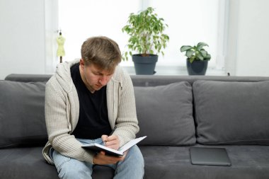 İş yerinde bir adam portresi